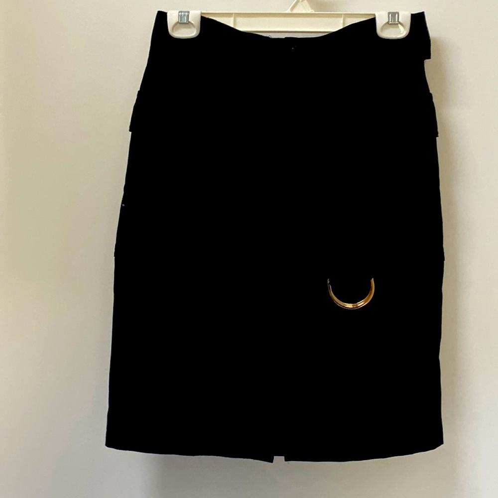 Black womenswear knee length skirt with  side pockets and belt. H&M size 10🆕